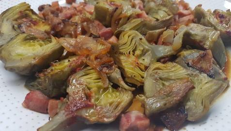 Alcachofas al horno con jamón, cebolla y pimentón.