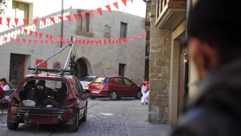 El equipo de rodaje de la película china 'Line Walker II' ha filmado esta semana en tafalla. la escena estrella ha sido la de una persecución de coches que se desarrolla durante un supuesto encierro de san fermín. cientos de navarros han participado en el rodaje como figurantes