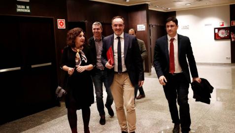 El presidente de UPN Javier Esparza (c) acompañado por la secretaria general del partido Yolanda Ibañez (i) y el vicepresidente Oscar Arizcurren (d), al termino de la reunión que ha mantenido esta tarde la Ejecutiva del partido para analizar el principio de acuerdo con Ciudadanos.