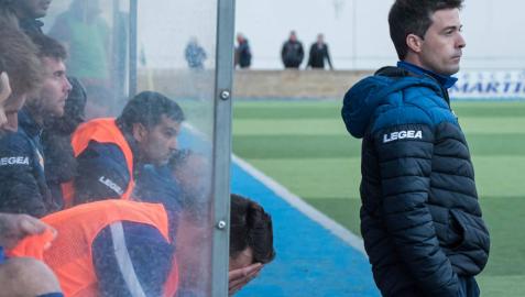 Rodrigo Hernando, en el banquillo del Izarra este domingo.