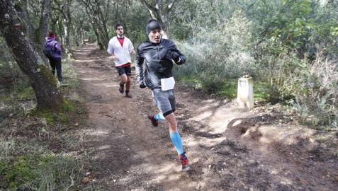 Dos participantes, bajando el pasado año de Montejurra en el tramo que comparte con el Camino de Santiago.