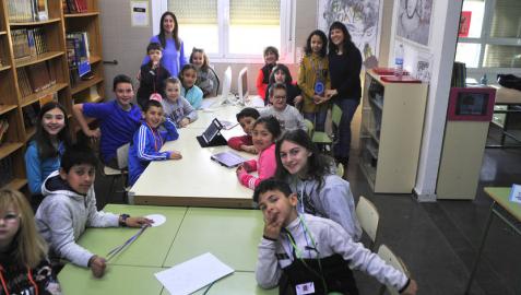 El grupo de alumnos al que le tocó trabajar ayer en la 'redacción' del colegio junto con las dos profesoras coordinadoras del proyecto.