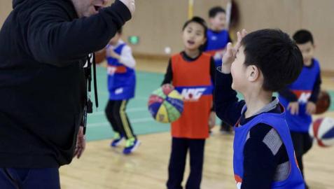Un profesor navarro de baloncesto en China
