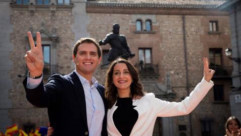 Rivera y Arrimadas, en la plaza de la Villa de Madrid.