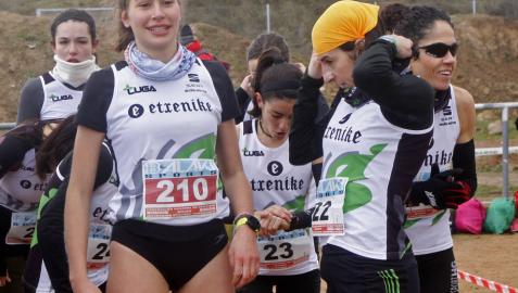 Maite González, con el resto del equipo, en el Cross de Cascante.
