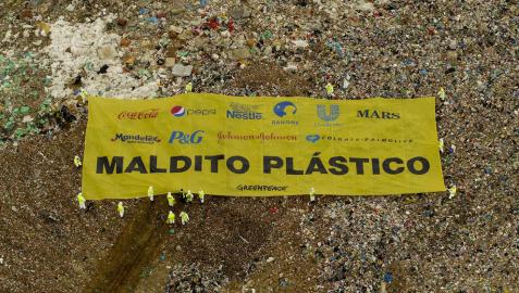 Greenpeace coloca una pancarta en el vertedero de Valdemingómez