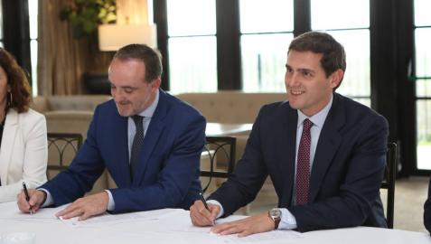 Esparza y Rivera, durante la firma del acuerdo.