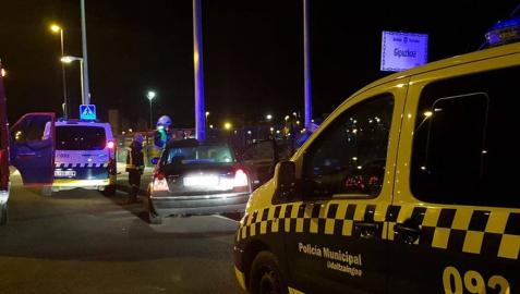 Dos heridos leves tra empotrar su coche contra una farola en Pamplona