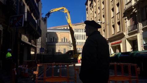 Comienza el derribo del edificio de los cines Carlos III de Pamplona