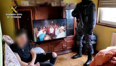 La guardia civil y el joven arrestado, en la vivienda donde estaba secuestrada la menor en Lugo.