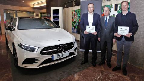 José Antonio Hidalgo, gerente de Gazpi, Virgilio Sagüés, presidente del Grupo La Información, y Javier Erroz (delegado Mercedes-Benz).