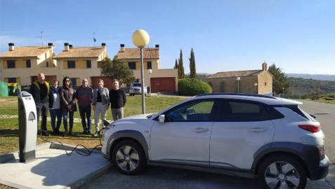 Se ha instalado un punto de recarga de vehículos eléctricos -gratuito- junto al campo de fútbol.
