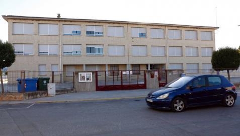 Un coche pasa junto al colegio San Bartolomé de Ribaforada, que acogerá a los alumnos de 1º de ESO.