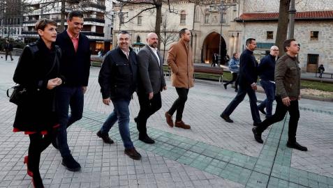 El presidente del Gobierno y candidato del PSOE, Pedro Sánchez (2i), acompañado por la presidenta del PSN, María Chivite (i), paseando por las calles de Pamplona donde participa este viernes en un acto político organizado por los socialistas navarros.
