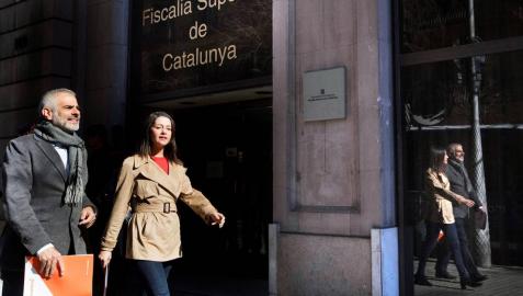 La líder de Ciudadanos en Cataluña, Inés Arrimadas, junto al portavoz de la formación, Carlos Carrizosa, a su llegada a la Fiscalía Superior de Catalunya.