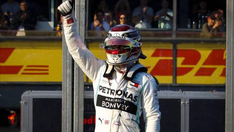 Hamilton da un golpe de autoridad en Australia