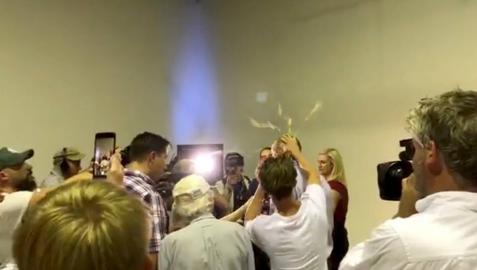 Huevazo para el senador que asoció la matanza de las mezquitas con la inmigración