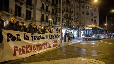 Conductores del transporte urbano concentrados ayer noche en la plaza de Merindades de Pamplona.