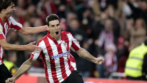 El delantero del Athletic de Bilbao, Aritz Aduriz (d), celebra su gol, segundo del equipo