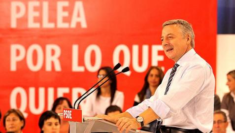 El vicesecretario general del PSOE, José Blanco, ha visitado este miércoles Pamplona después de que el candidato socialista a la Presidencia, Alfredo Pérez Rubalcaba, retrasara el mitin previsto para hoy al 9 de noviembre. Blanco ha afirmado que
