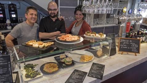 Roberto Comas Zudaire, el cocinero David Dimitri y Ana Vidal, en la barra del gastrobar.