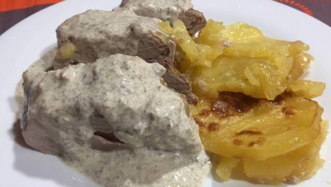 Solomillo relleno de jamón y queso con salsa de champiñones.