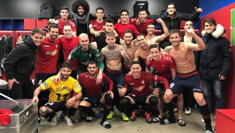 Los jugadores de Osasuna han posado en el vestuario después de cada uno de los últimos triunfos.