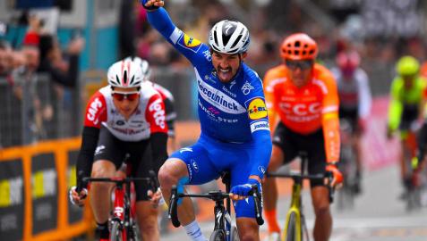Alaphilippe gana la penúltima etapa y Adam Yates llega de líder a la crono final