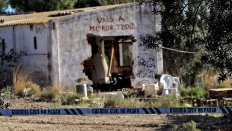 Agentes de la Policía Científica de la Guardia Civil en el lugar de la muerte de los dos niños de Godella