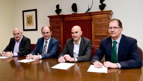 José Mª Aierdi, director gerente de Nasuvinsa; Manu Ayerdi, vicepresidente de Desarrollo Económico; Alberto Loizate y Javier Berazaluce, representantes de Harivenasa.