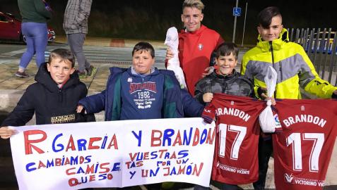 Brandon se ganó un jamón al regalar su camiseta a unos aficionados