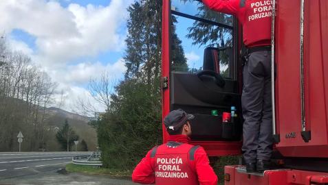 Agentes de la Policía Foral, en el tractocamión del denunciado.