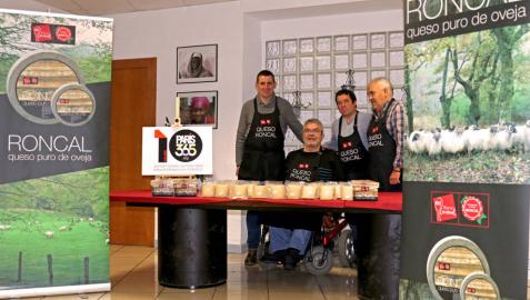Donan 120 cuñas de queso D.O. Roncal al comedor solidario Paris 365