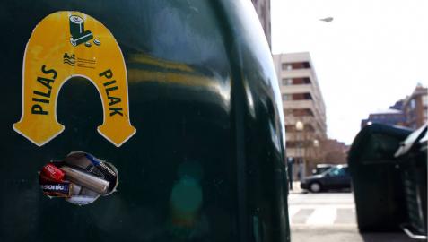 Aspecto que presentan los contenedores de vidrio de la calle Monasterio de Cilveti.