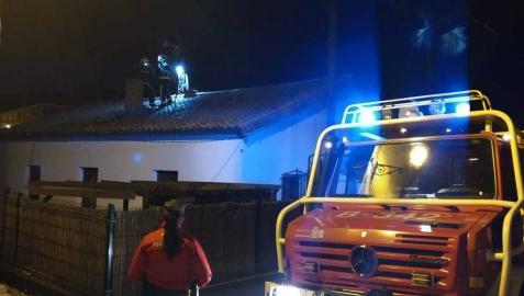 Un incendio afecta a la chimenea de una vivienda en Arbeiza
