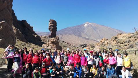 Alumnos de Fitero y del colegio Infanta Elena de La Orotova posan juntos con el Teide a sus espaldas.