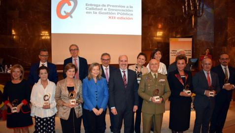 Luis Fernández -a la derecha-, con el resto de los galardonados por el Ministerio de Política Territorial.