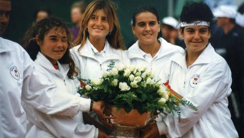 Cristina Torrens, segunda por la izquierda, junto a Virgina Ruano, Conchita Martínez y Arantxa Sánchez Vicario, tras ganar la Copa Federación en 1993 en Alemania. España venció 3-0 a Australia.