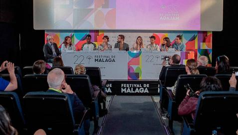 Caballero, quinto por la izquierda, en la presentación de la película en Málaga con el resto del equipo.
