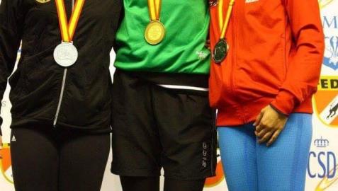Claudia Oroz -con el oro al cuello- en el podio nacional un año en el que ganó en 200 y 400 bialetas y batió los dos récords nacionales. Es uno de sus mejores recuerdos deportivos.