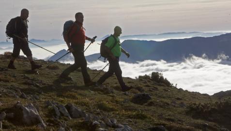 Unos aficionados a la montaña, descendiendo de la cumbre del Artxueta en la sierra de Aralar.