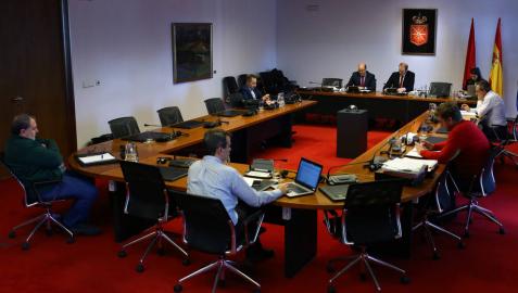 Miembros de la comisión parlamentaria que investiga Sodena el día que compareció el exgerente Carlos Fernandez Valdivielso.