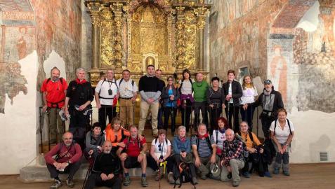 Miembros de la Asociación de Amigos del Camino de Santiago de Navarra, en la recepción que les tributó Yesa en la iglesia de San Esteban.
