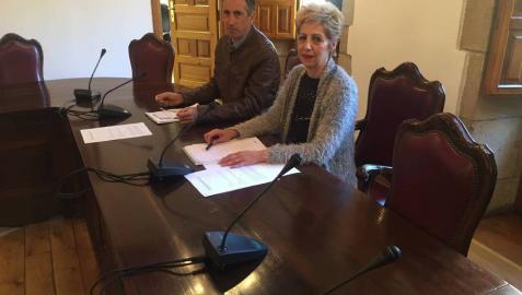 Guillermo Erice (Laseme) y la alcaldesa de Viana, Yolanda González, durante la firma del convenio.