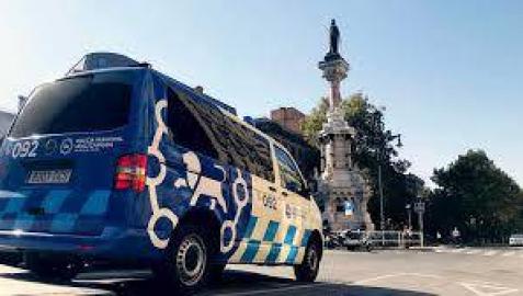 Detenido un conductor con una orden de detención que circulaba hablando por el móvil