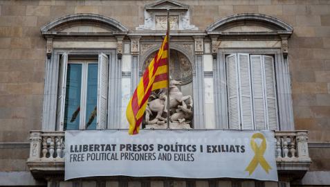 Los lazos siguen colgados tras asegurar Torra que acataba la orden de retirarlos