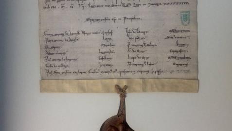Uno de los documentos de la muestra 'Conflictos y concordias en la Pamplona de los burgos (S. XII-S. XV)'.