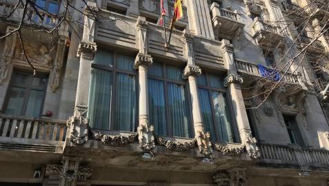 ERC retira los lazos de la fachada de Economía antes de que lo hagan los Mossos