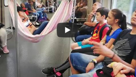 El vídeo de un hombre que colgó una hamaca en el metro se hace viral