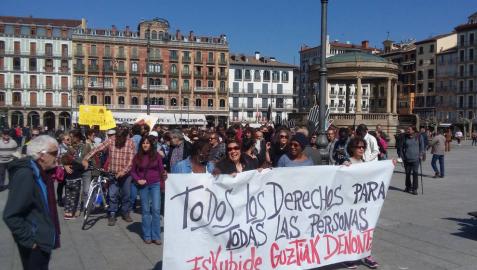 Manifestantes en la plaza del Castillo de Pamplona